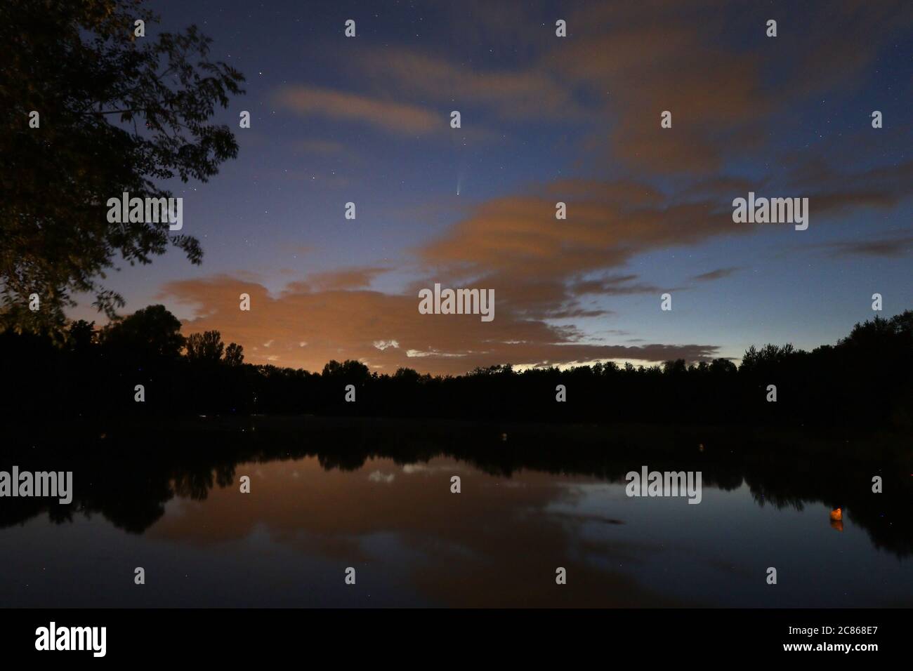 Il cielo notturno sul lago Needham a Suffolk che mostra Comet NEOWISE Foto Stock
