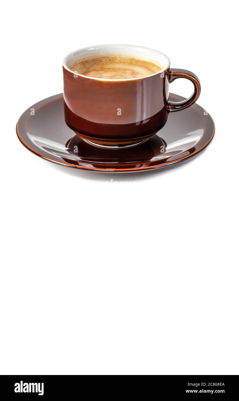 Una tazza marrone brillante e antica, riempita con delizioso caffè espresso con schiuma isolato su sfondo bianco. Foto Stock
