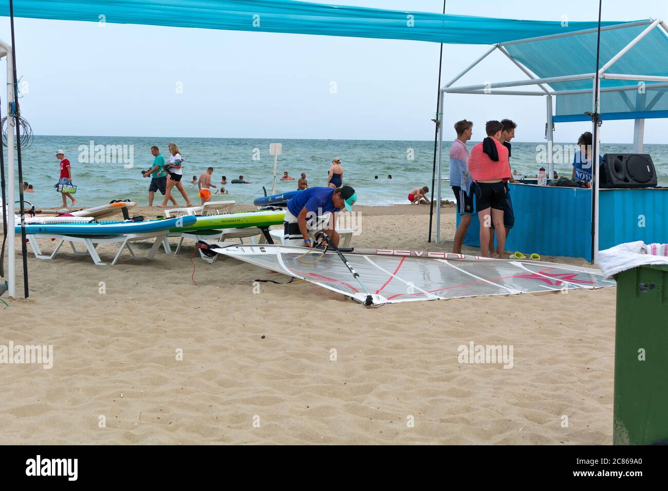 Ucraina, Zatoka - 2 agosto 2019: Formazione di windsurf. Giovani in scatola pronti a andare in Mar Nero. Foto Stock
