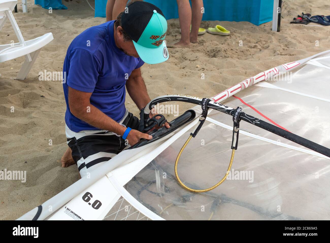 Ucraina, Zatoka - 2 agosto 2019: Formazione di windsurf. Giovani in scatola pronti a andare in Mar Nero. Foto Stock