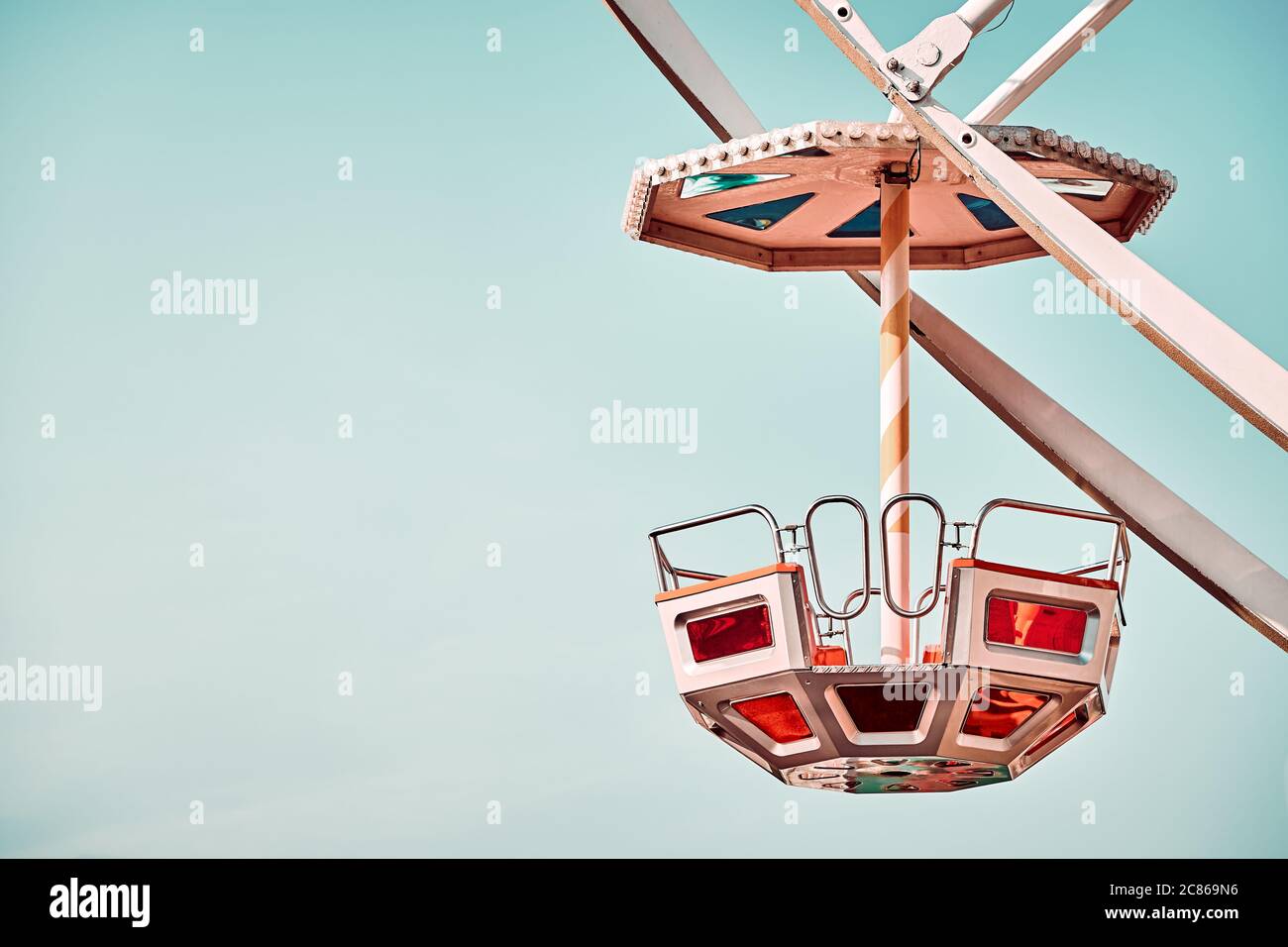 Primo piano immagine di una ruota panoramica con cielo senza nuvole sullo sfondo, tonalità colore applicata, spazio per il testo. Foto Stock