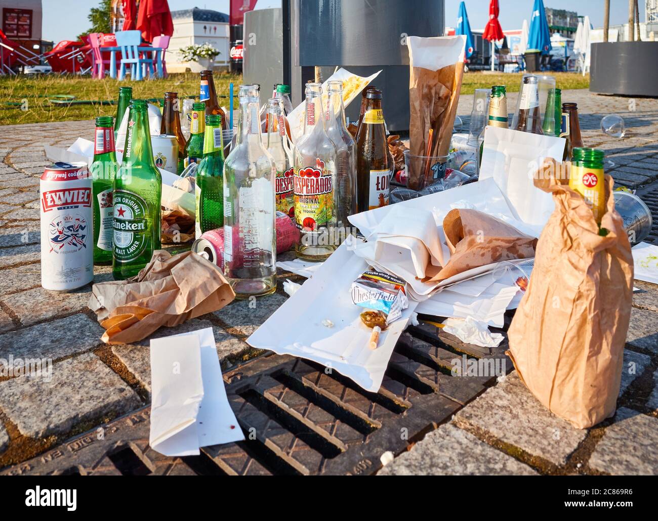 Szczecin, Polonia - 19 luglio 2020: Primo piano immagine delle bottiglie di birra e dei rifiuti lasciati sul marciapiede del viale dell'isola di Lasztownia, fuoco selettivo. Foto Stock