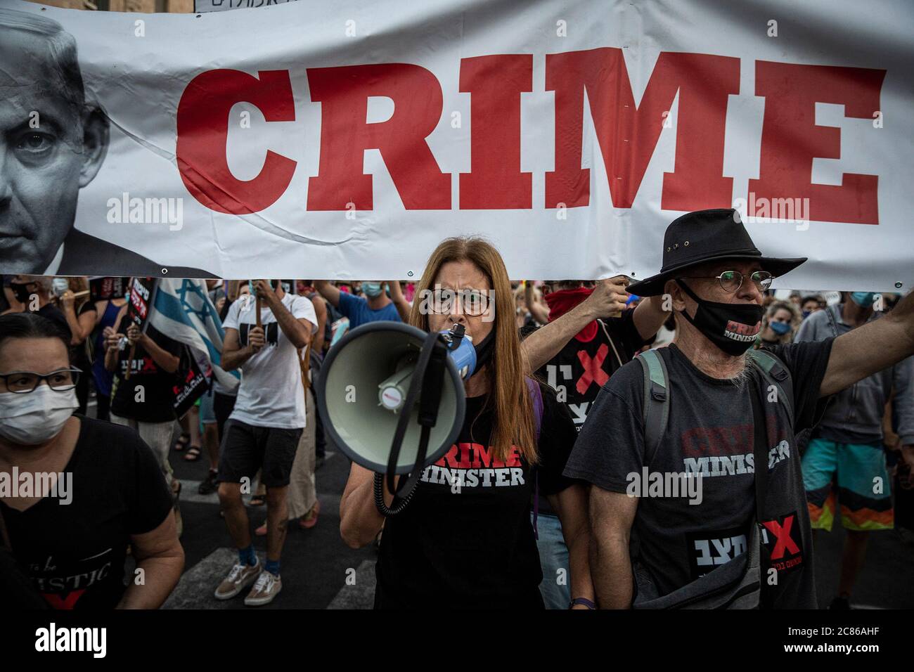 Gerusalemme, Israele. 21 luglio 2020. La gente partecipa a una protesta fuori dal parlamento israeliano (Knesset) contro il primo ministro Benjamin Netanyahu e il suo governo. Credit: Ilia Yefimovich/dpa/Alamy Live News Foto Stock