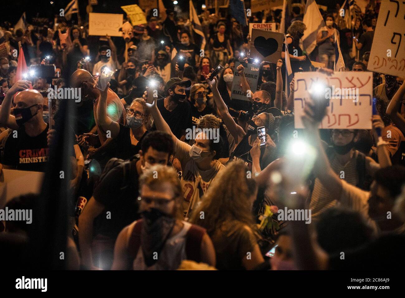Gerusalemme, Israele. 21 luglio 2020. La gente tiene cartelli durante una protesta fuori dal parlamento israeliano (Knesset) contro il primo ministro Benjamin Netanyahu e il suo governo. Credit: Ilia Yefimovich/dpa/Alamy Live News Foto Stock