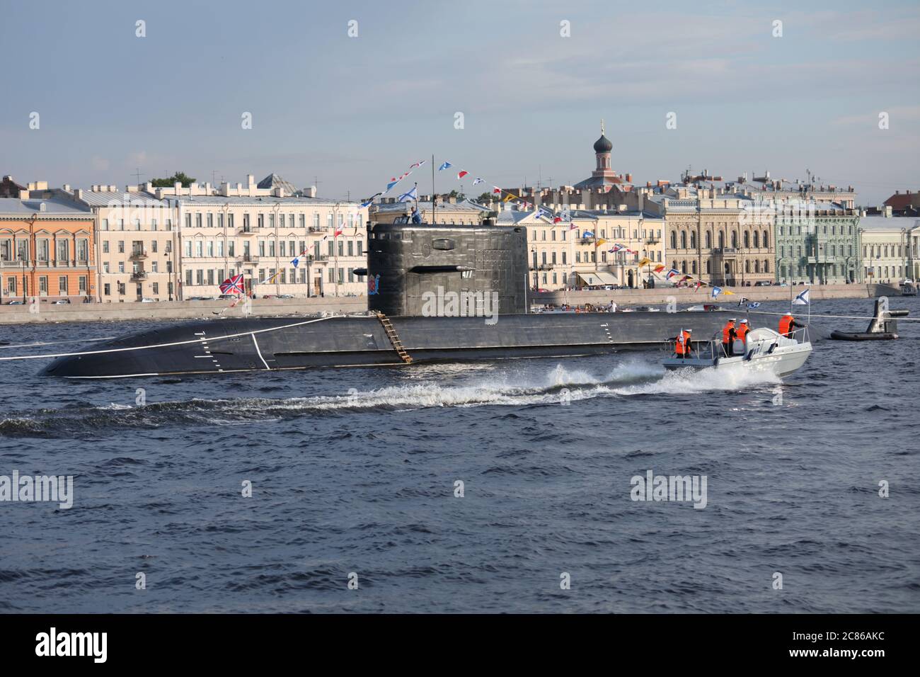 Il sottomarino diesel-elettrico Sankt Peterburg, ancora intarsiato nel fiume Neva, è pronto per la parata della Giornata della Marina russa a San Pietroburgo, Russia Foto Stock