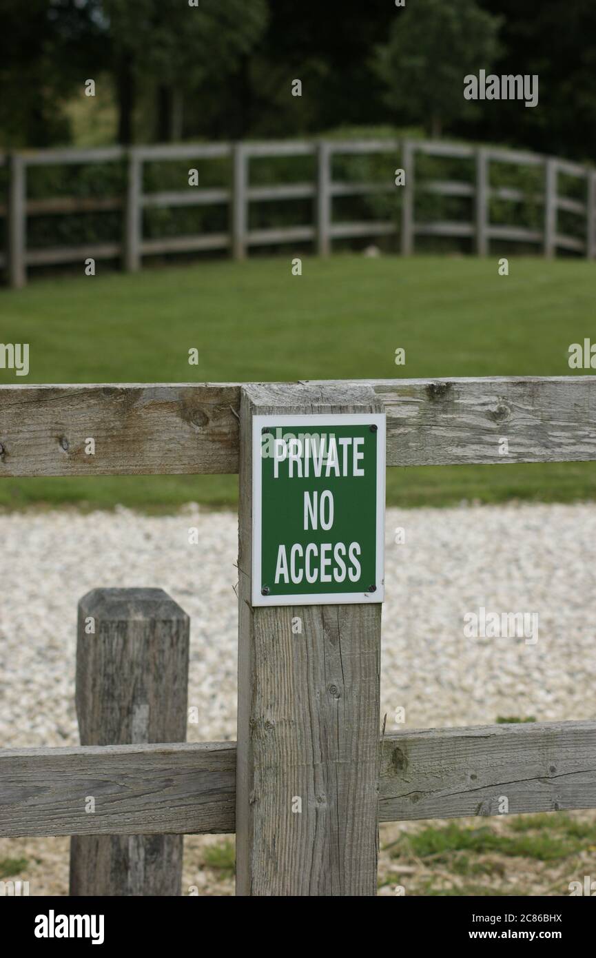 Cartello privato senza accesso su recinzione in legno, Tetbury Gloucestershire UK Foto Stock