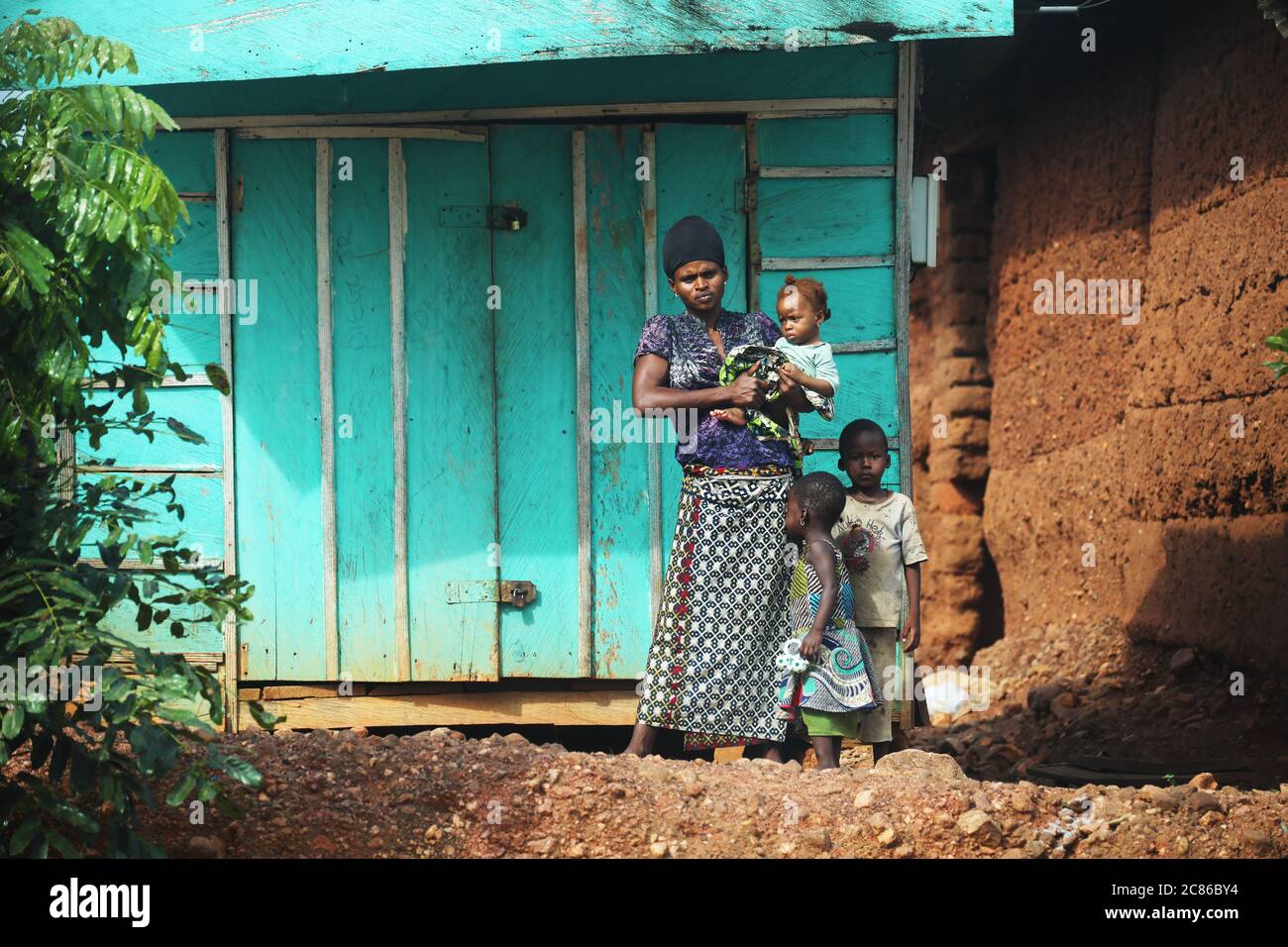 Madre africana e i suoi tre figli Foto Stock