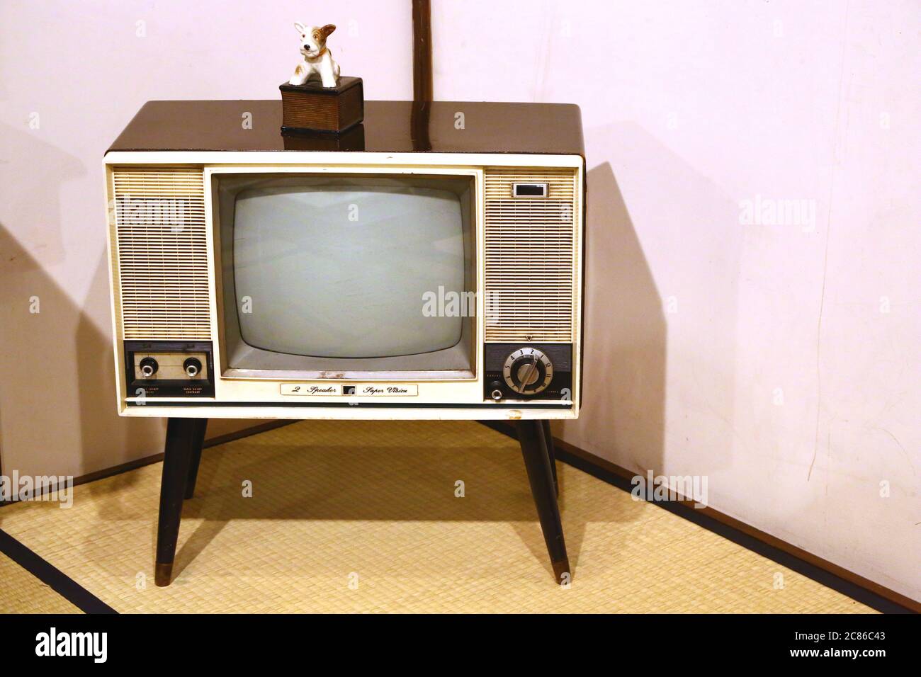 Televisione retro al piano. Vecchia televisione degli anni '50. Foto Stock