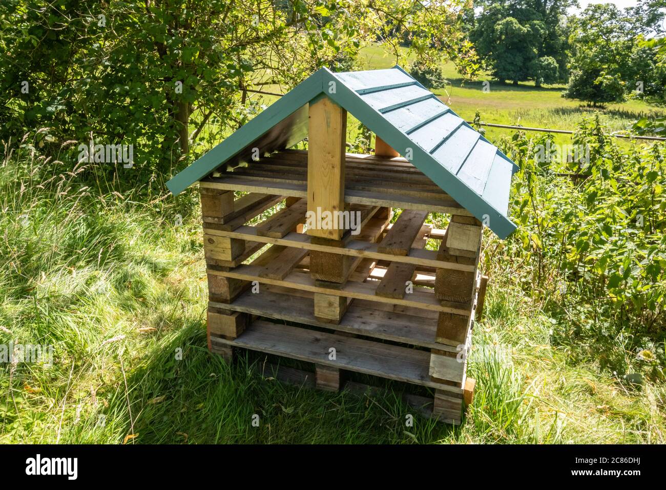 Come costruire una casa per insetti. Bug hotel parzialmente costruito con pallet. Foto Stock