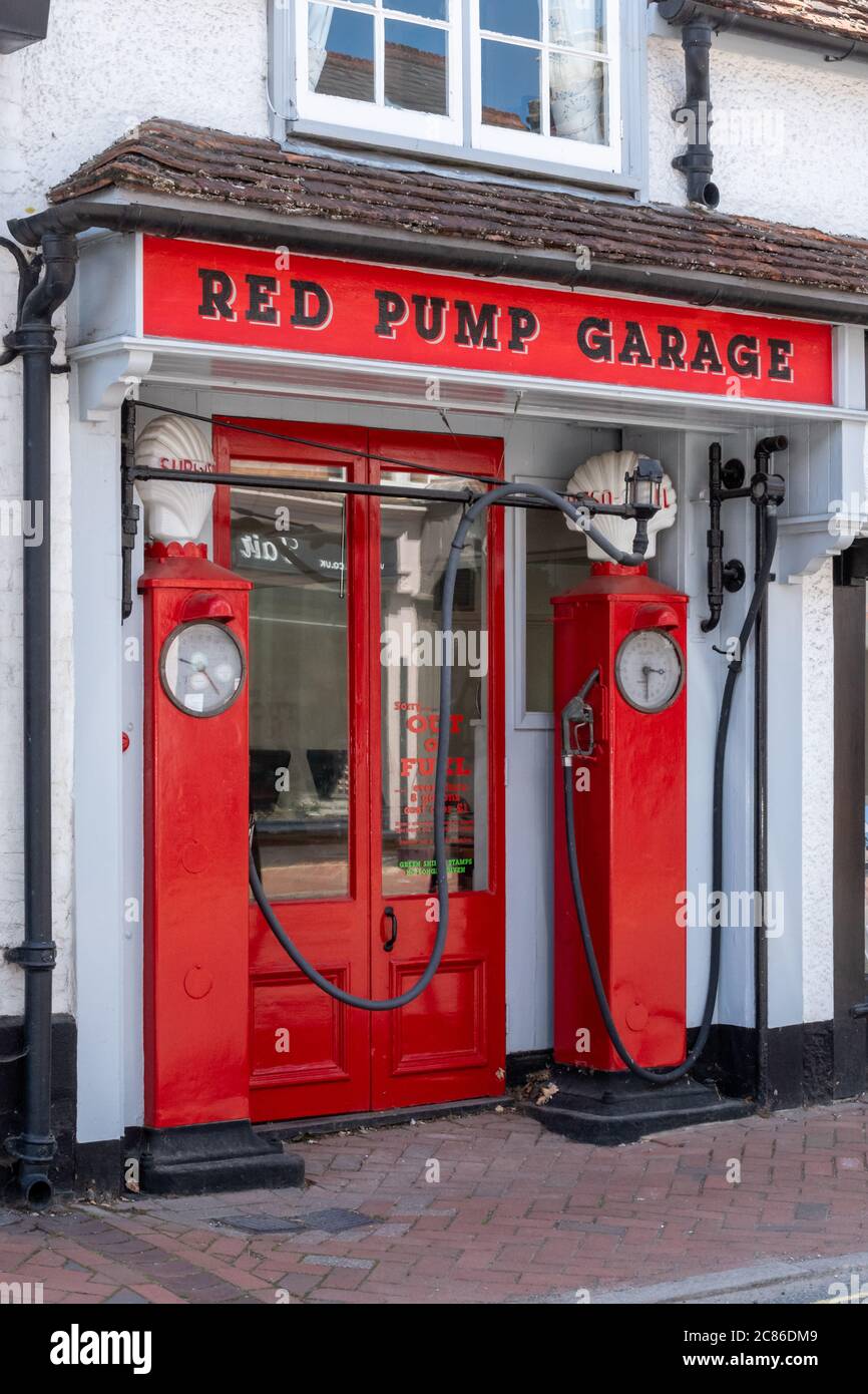 Red Pump Garage a Great Missenden, l'ispirazione per il garage di Danny, il campione del mondo, un libro di Roald Dahl, Buckinghamshire, Regno Unito Foto Stock