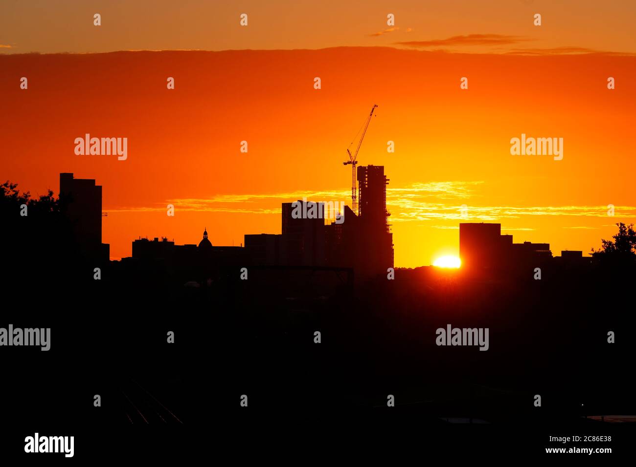 All'alba, l'edificio più alto dello Yorkshire, "Altus House", nel centro di Leeds. Foto Stock