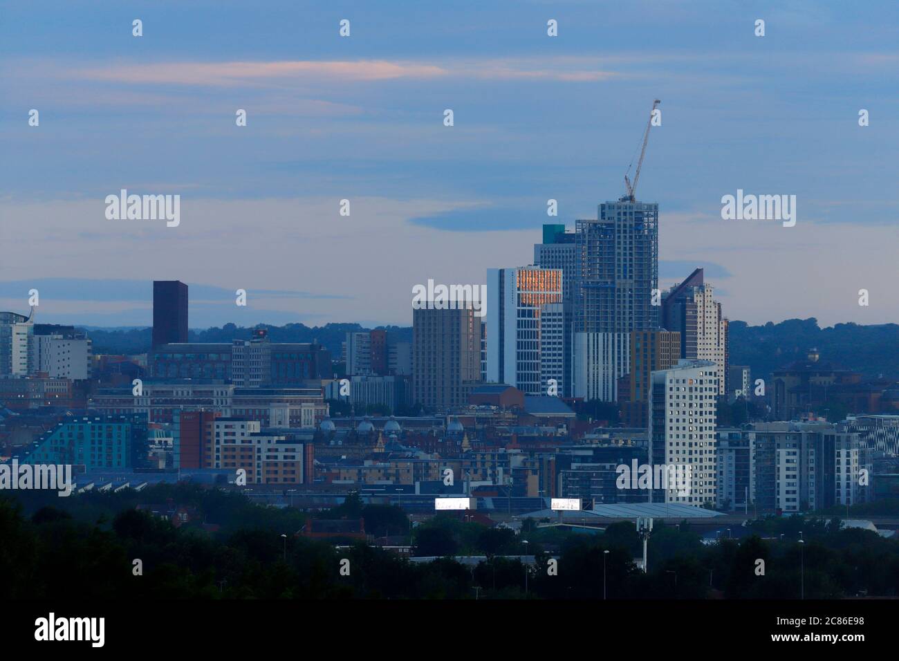 Skyline di Leeds City visto da Rothwell. Arena Village Campus alloggi per studenti, domina l'orizzonte. Foto Stock