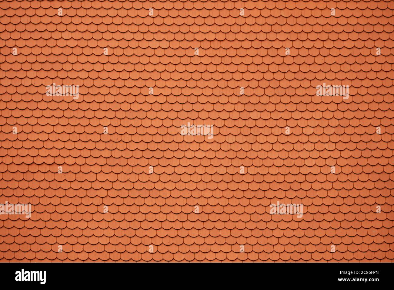 Tessere di colore arancione Ceramic tetto sfondo. Ripetizione affiancata. Materiale per tetti architettonici. Foto Stock