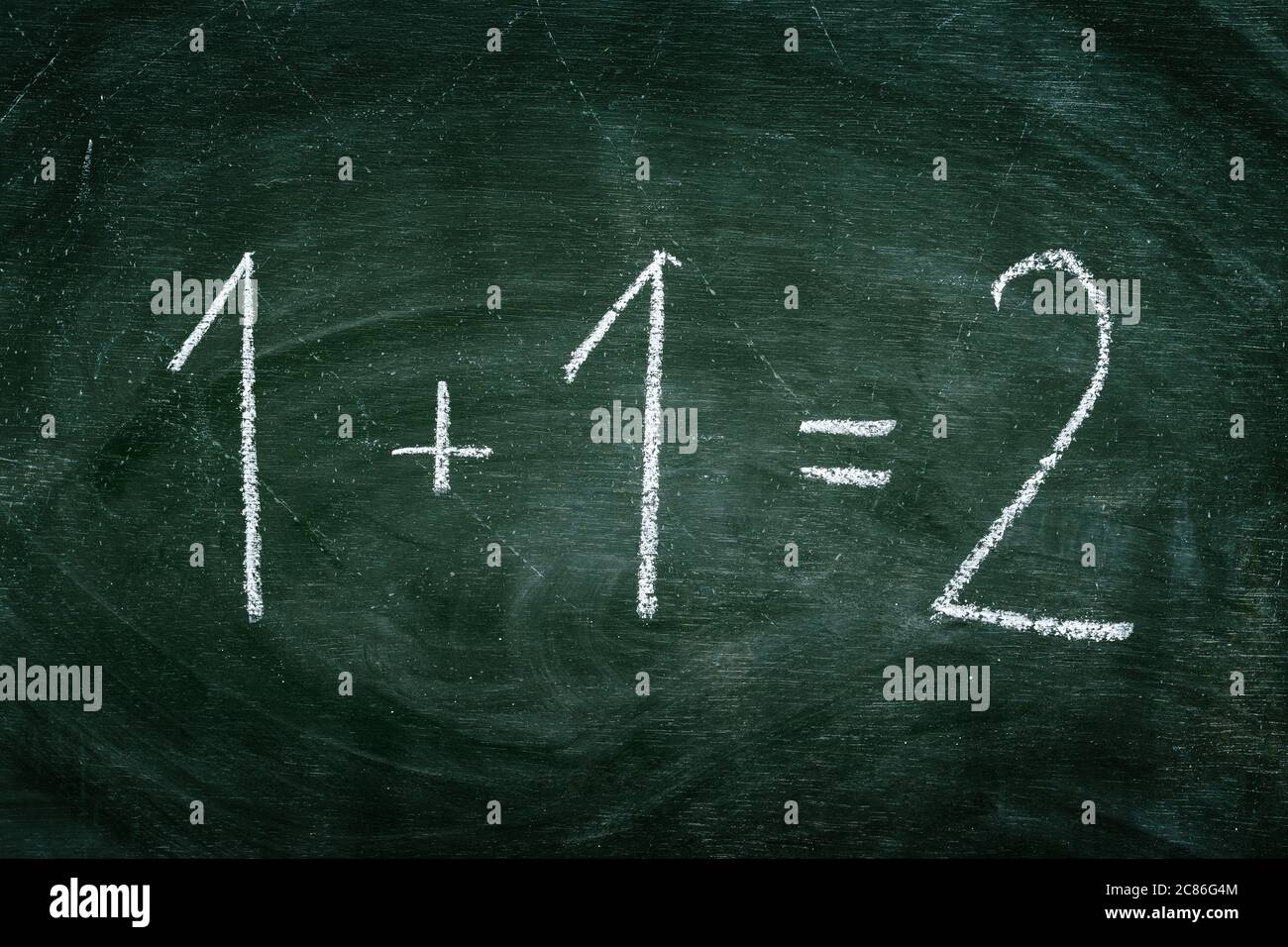 Uno più uno equivale a due semplici calcoli matematici su lavagna verde Foto Stock