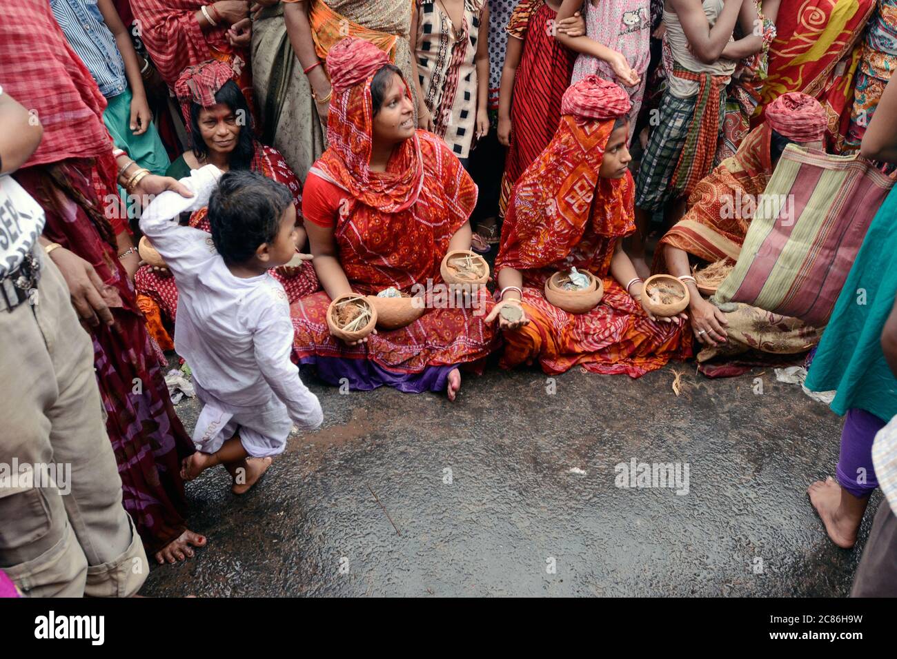 rituale santo durante shitala pujo Foto Stock