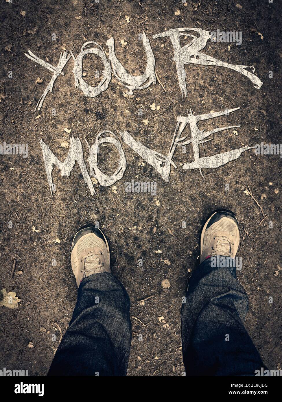 Poster sulla motivazione con scritte "Your Move". Vista dall'alto delle gambe nelle scarpe. Messaggio scritto concettuale per andare avanti. Vista in prima persona degli stivali Foto Stock