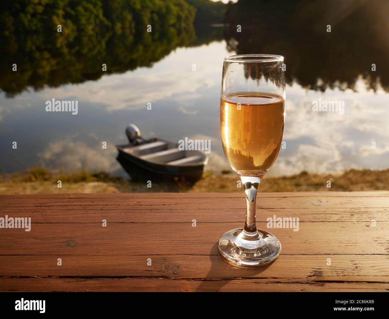 Foto scattata sulla terrazza di un bar ai margini di un lago in Francia, durante un tramonto Foto Stock