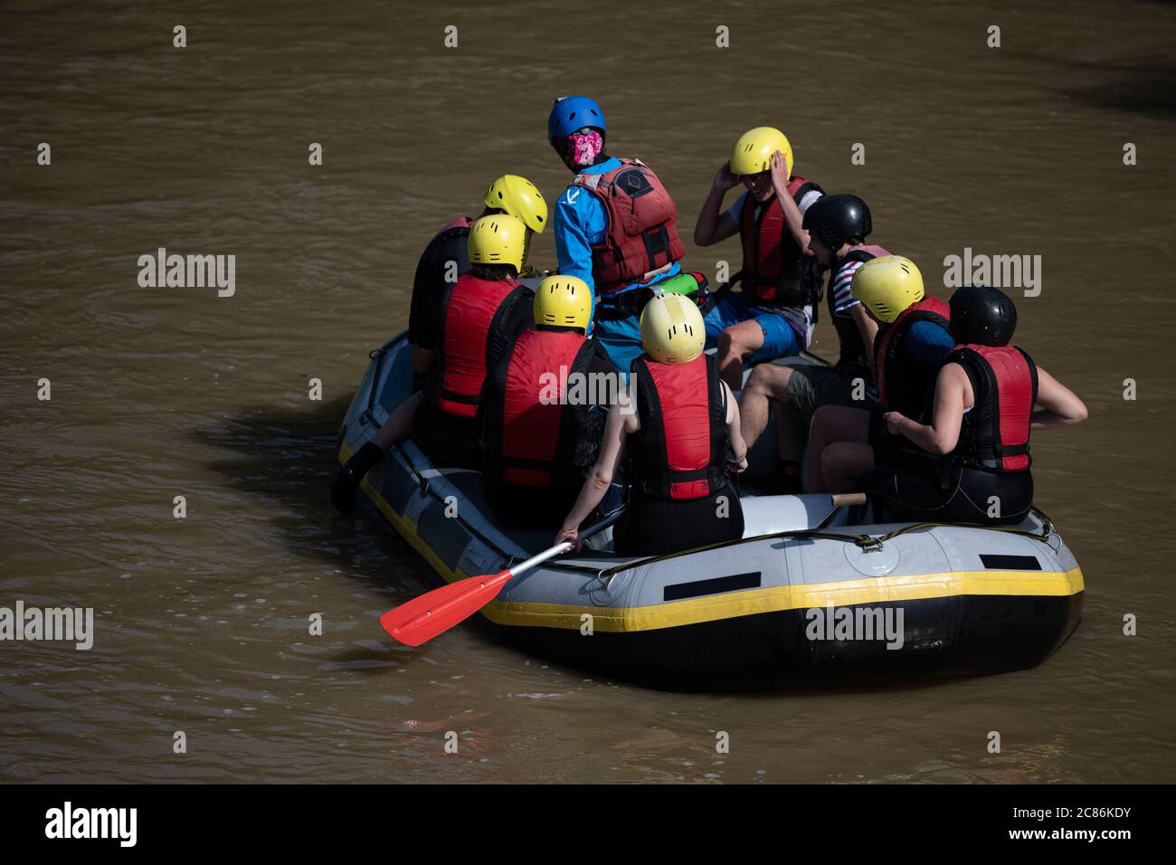 La barca da rafting si fermò in un'acqua torbida per riguadagnare i membri della squadra per una pazzesca avventura lungo il fiume Foto Stock