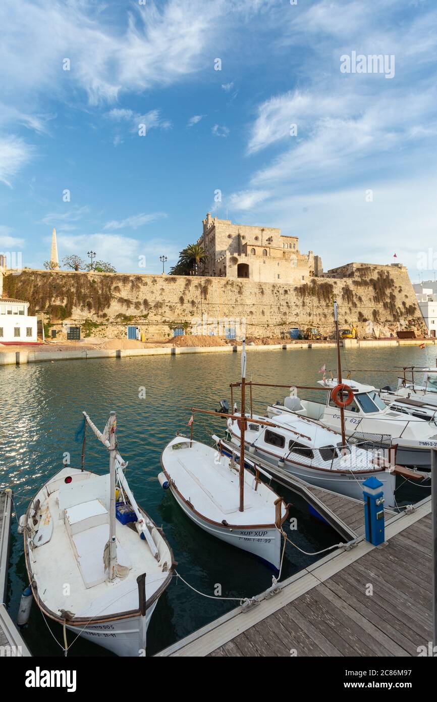 Barche ormeggiate a Puerto de Ciutadella con Palacio Salort sullo sfondo, Minorca Foto Stock