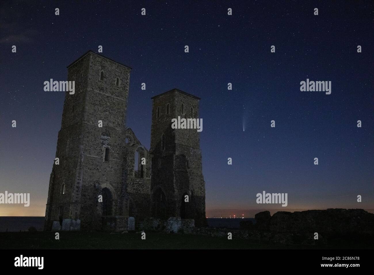 Cometa NEOWISE visto da Reculver Towers, Kent, UK, il 19 luglio 2020. Foto Stock