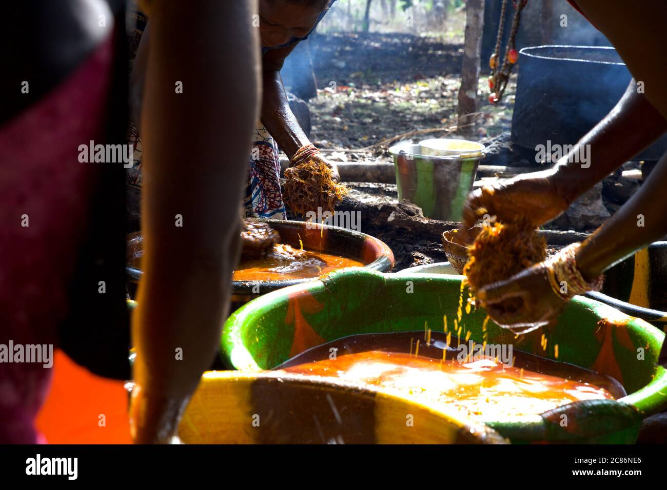 Donne africane che preparano l'olio di palma in un villaggio rurale. Contesto rurale, contesto di povertà Foto Stock