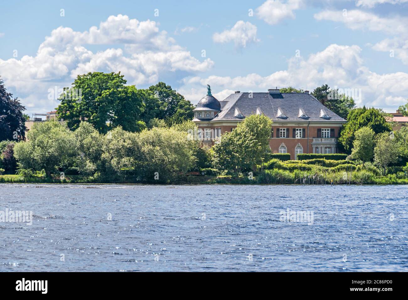 Potsdam, Germania - 12 luglio 2020: Villa Kampffmeyer sulla riva del Tiefer See (Lago Tiefe), un edificio storico e una parte del mondo UNESCO cUL Foto Stock