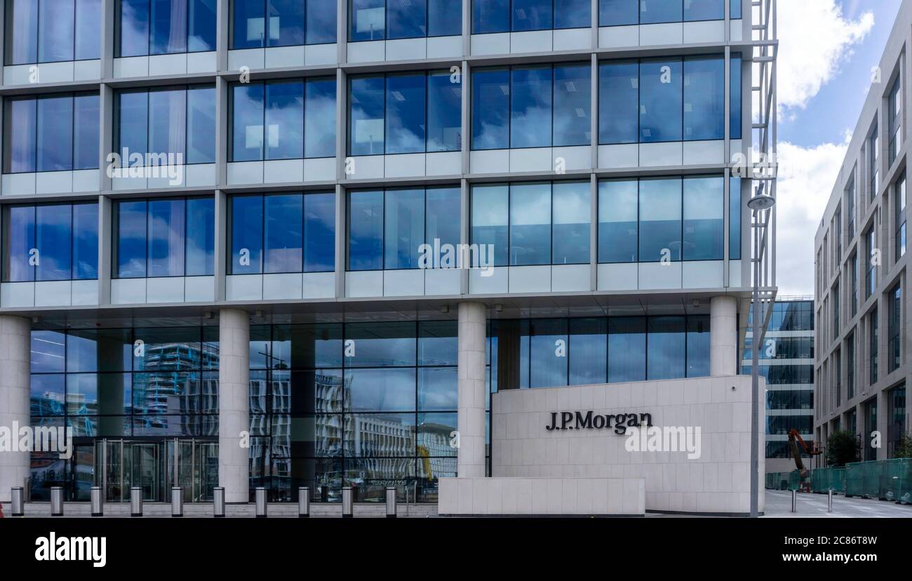 Gli uffici di J P Morgan su Sir John Rogersons Quay a Dublino, Irlanda, che forniscono servizi e prodotti finanziari. Foto Stock