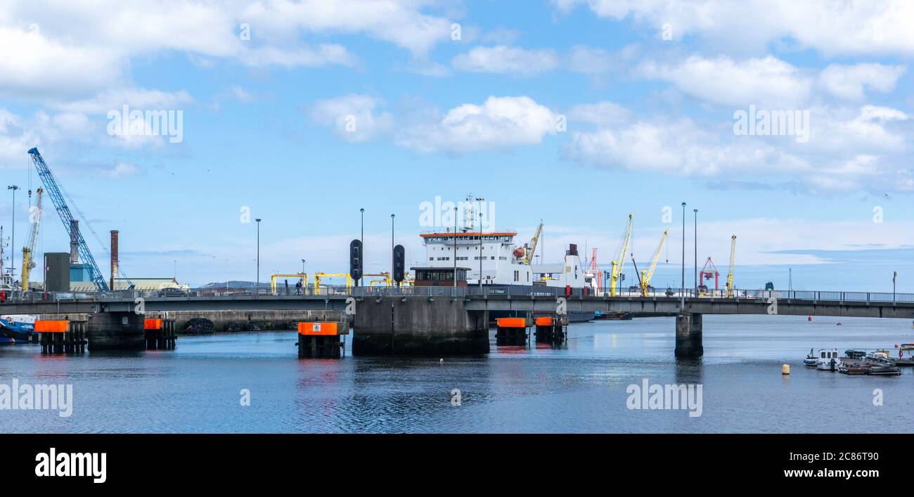 Il ponte a pedaggio Tom Clarke che collega Dublino nord e sud. Si tratta di un ponte a pedaggio con quattro tratti fissi, è un ponte di sollevamento a bastoncini Foto Stock