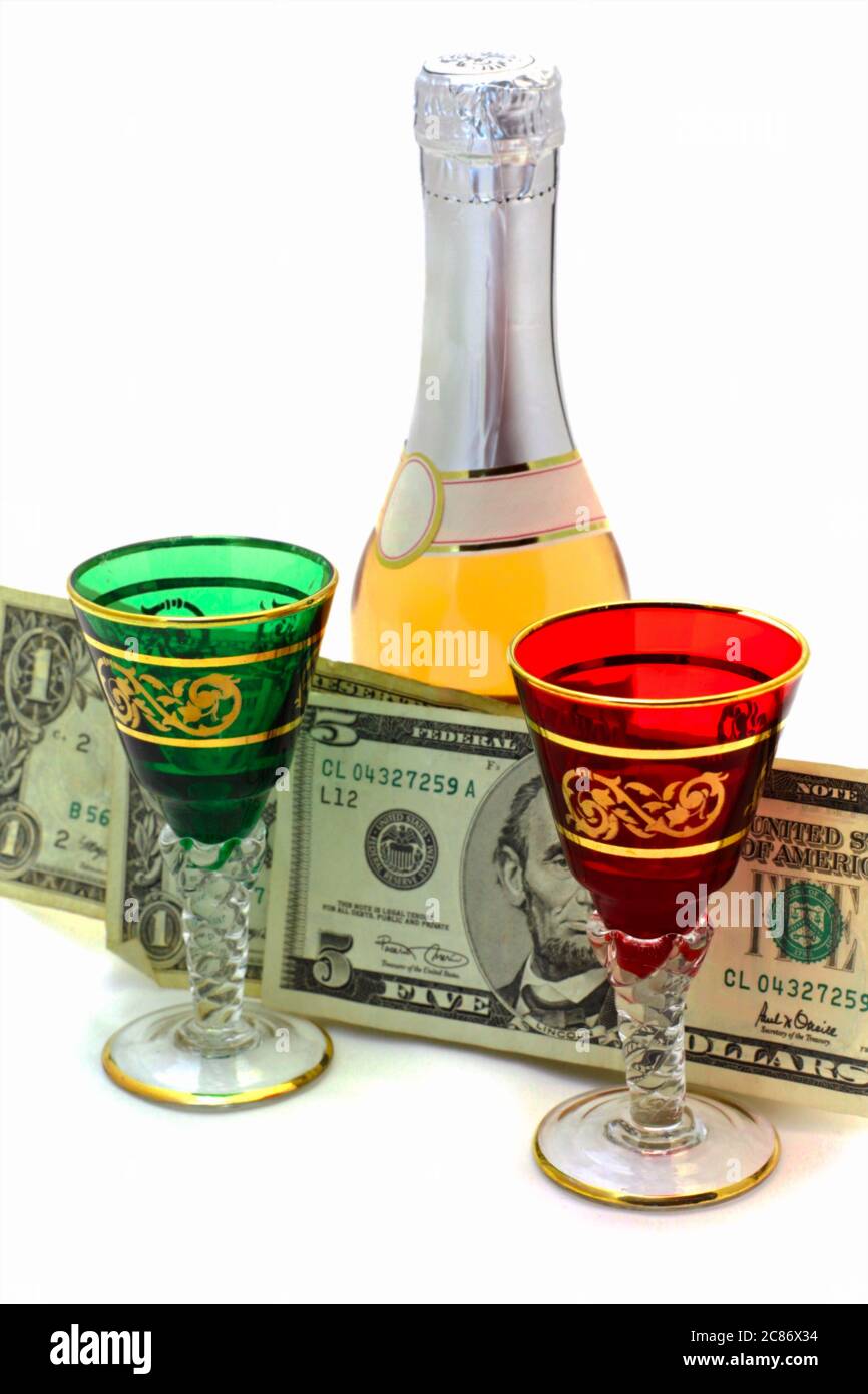 Il denaro viene speso per il vino Foto Stock
