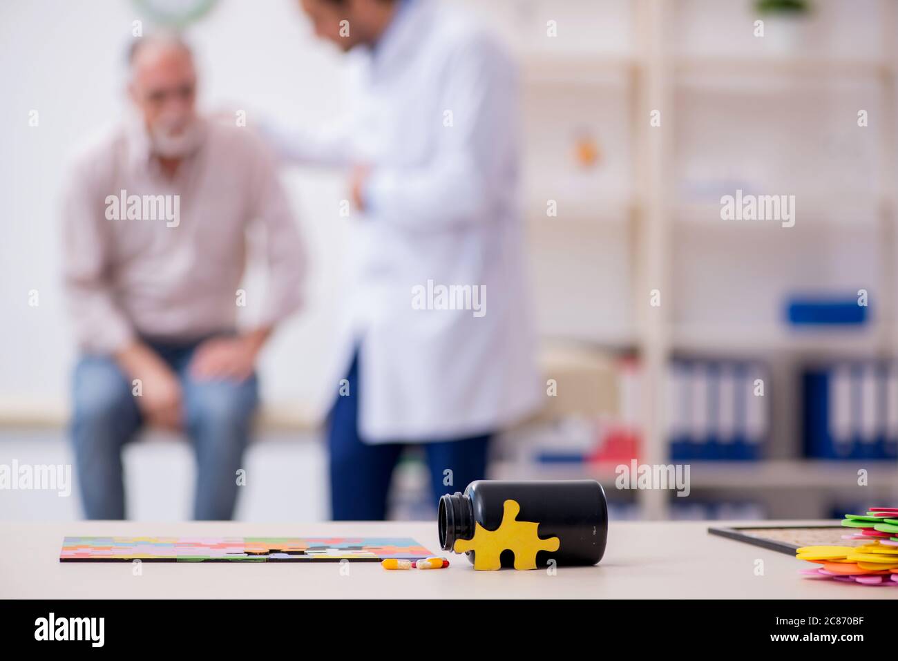 Medico e paziente che soffre della malattia di Alzheimer Foto Stock