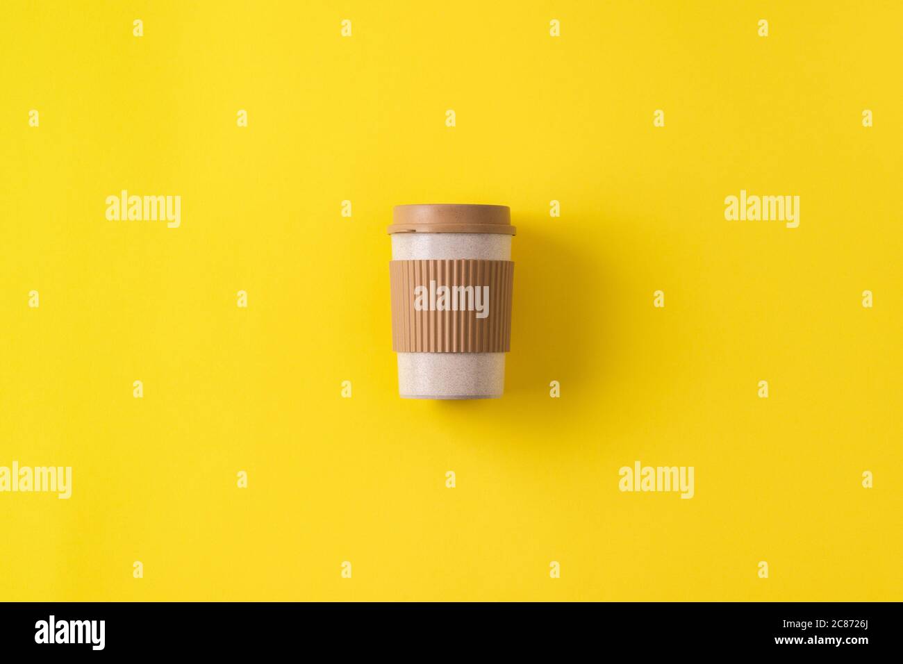 Tazza da caffè portatile riutilizzabile. Tazza da viaggio con tappo antigoccia. Concetto minimo di zero sprechi, disposizione piatta, spazio di copia. Foto Stock