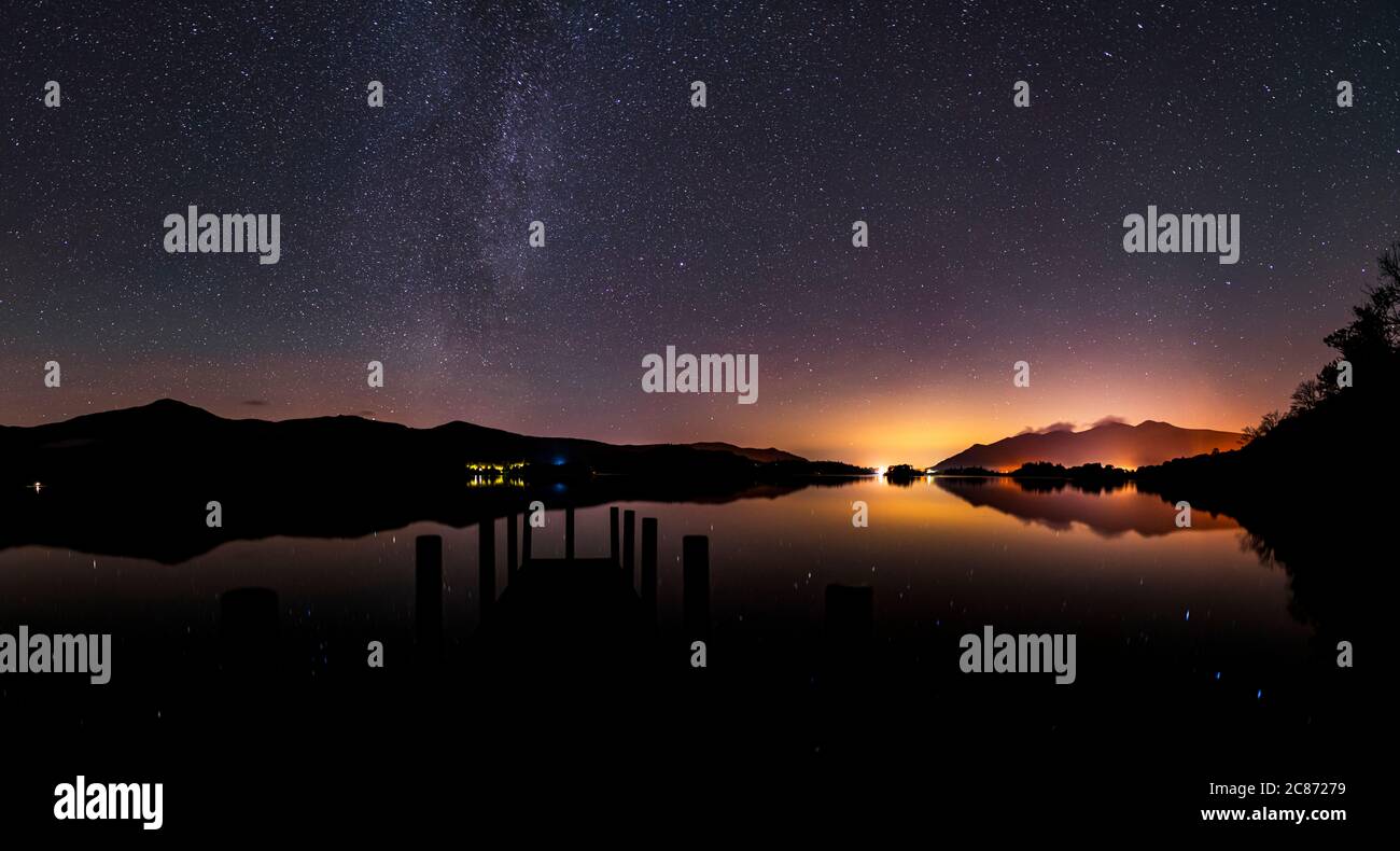 Un paesaggio notturno panoramico da Ashness Jetty sulle acque di Derwent nel Lake District Foto Stock