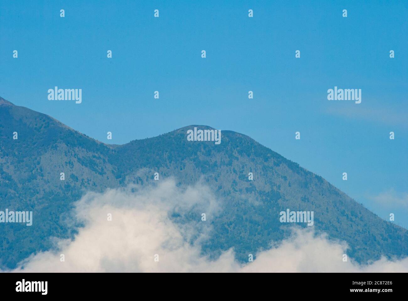 Volcan Tajumulco è un grande stratovulcano nel dipartimento di San Marcos, nel Guatemala occidentale. È la montagna più alta dell'America Centrale a 4,202 Foto Stock