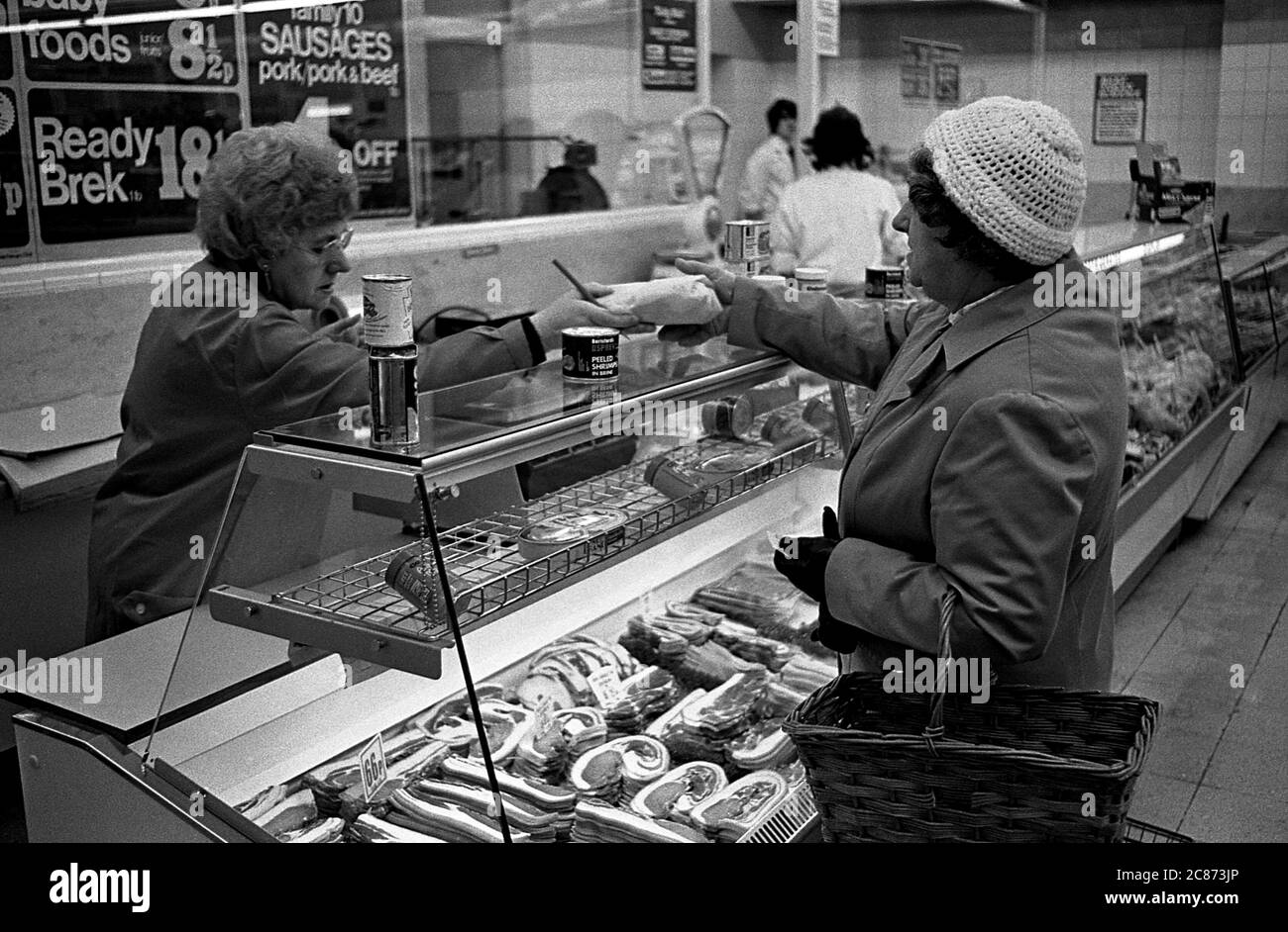 AJAXNETPHOTO. 1975. HAVANT, INGHILTERRA. - SHOPPING IN CO-OP SUPERMARKET.PHOTO:JONATHAN EASTLAND/AJAX REF:202206 17 Foto Stock