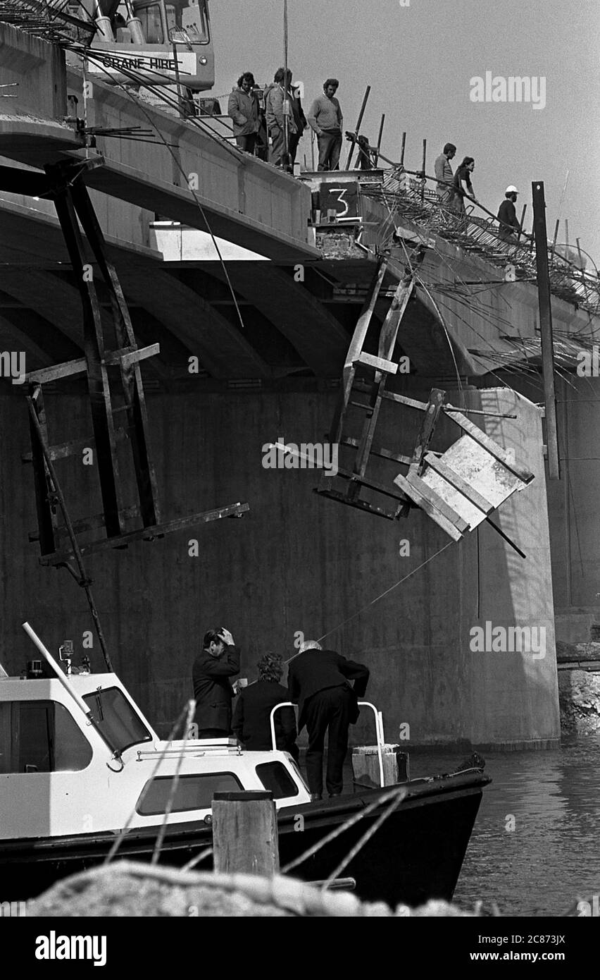 AJAXNETPHOTO. 1975. TIPNER, PORTSMOUTH, INGHILTERRA. - PONTE CROLLATO - UNA SEZIONE DEL VOLO M275 TIPNER CROLLÒ NEL LAGO. FOTO:JONATHAN EASTLAND/AJAX. REF:202206 20 Foto Stock