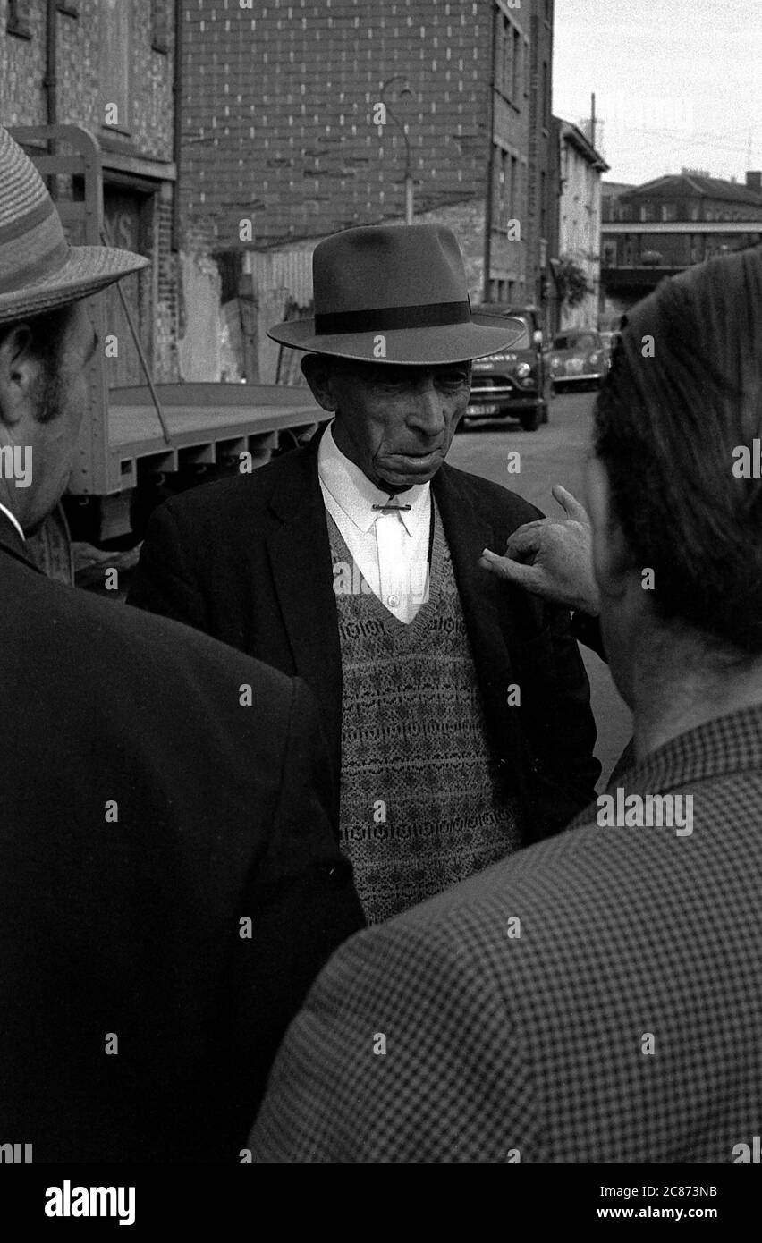 AJAXNETPHOTO. 30 SETTEMBRE 1969. PORTSMOUTH, INGHILTERRA. - COSTRETTO FUORI - IN VIA SUSSEX; ULTIME IMMAGINI DEI TOTTERS E DELLE LORO STALLE IN VIA SUSSEX PRIMA CHE GLI EDIFICI SIANO STATI DEMOLITI. I TOTTERS DISCUTONO LA LORO CONDIZIONE. PHOTO:JONATHAN EASTLAND/AJAX REF:356950 51 202206 44 Foto Stock