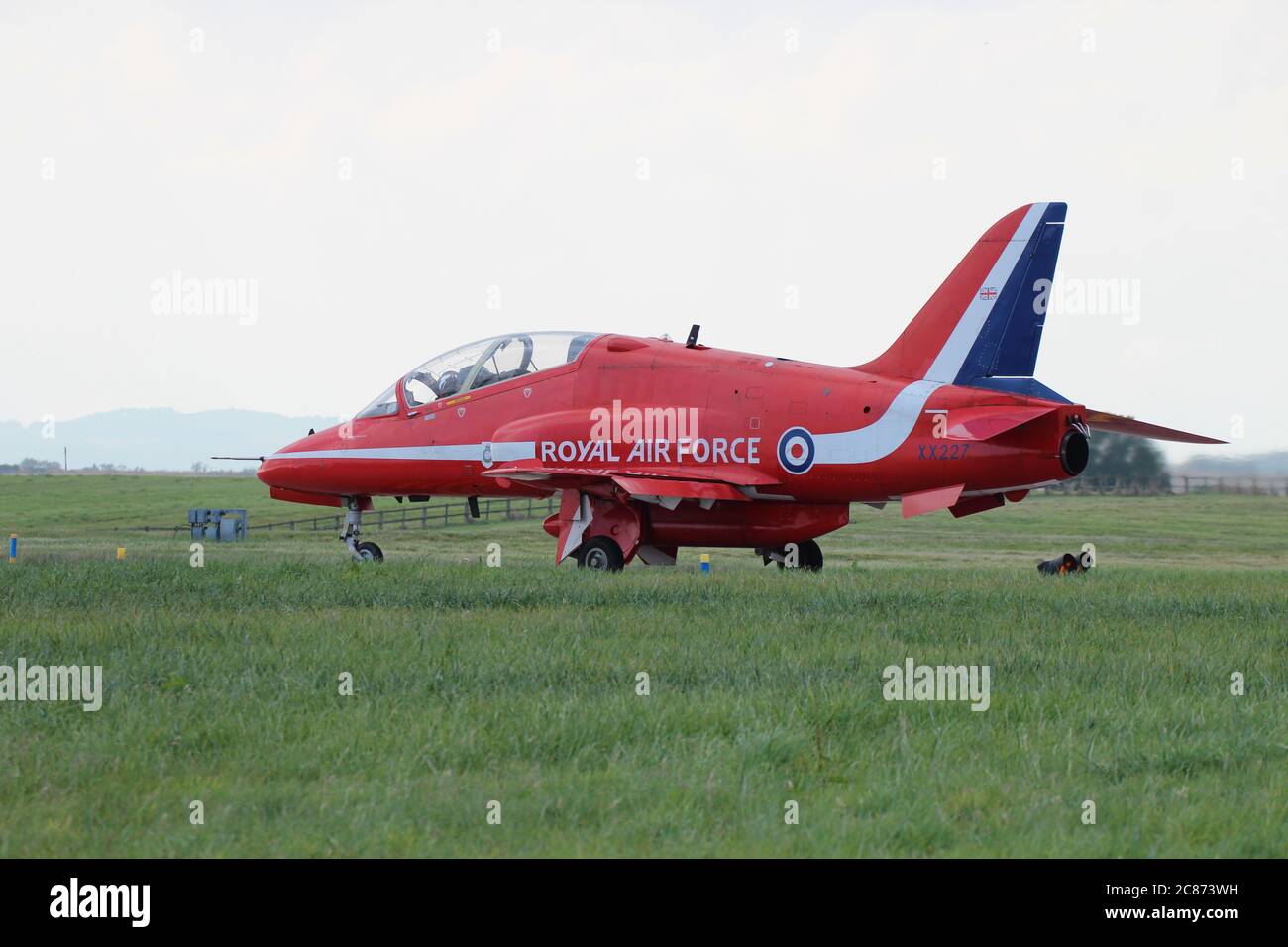 XX227, BAe Hawk T1 della Royal Air Force Aerobatic Display Team, The Red Arrows, al RAF Leuchars nel 2013. Foto Stock