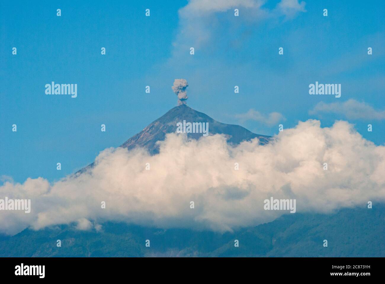 Vista panoramica del cratere volcan attivo in Guatemala chiamato Fuego, catena vulcanica attiva, distruzione e catastrofe naturale Foto Stock