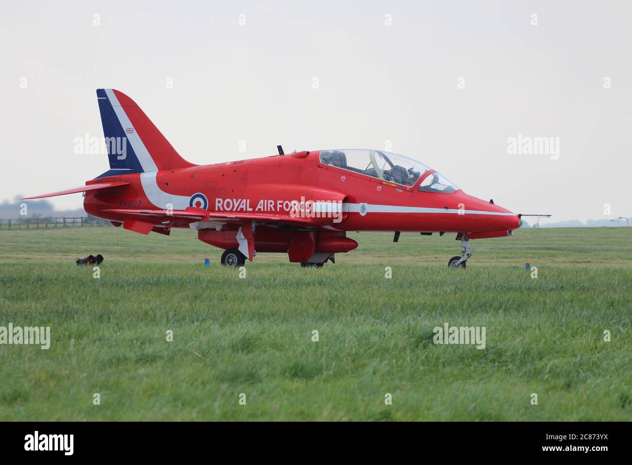 XX227, BAe Hawk T1 della Royal Air Force Aerobatic Display Team, The Red Arrows, al RAF Leuchars nel 2013. Foto Stock