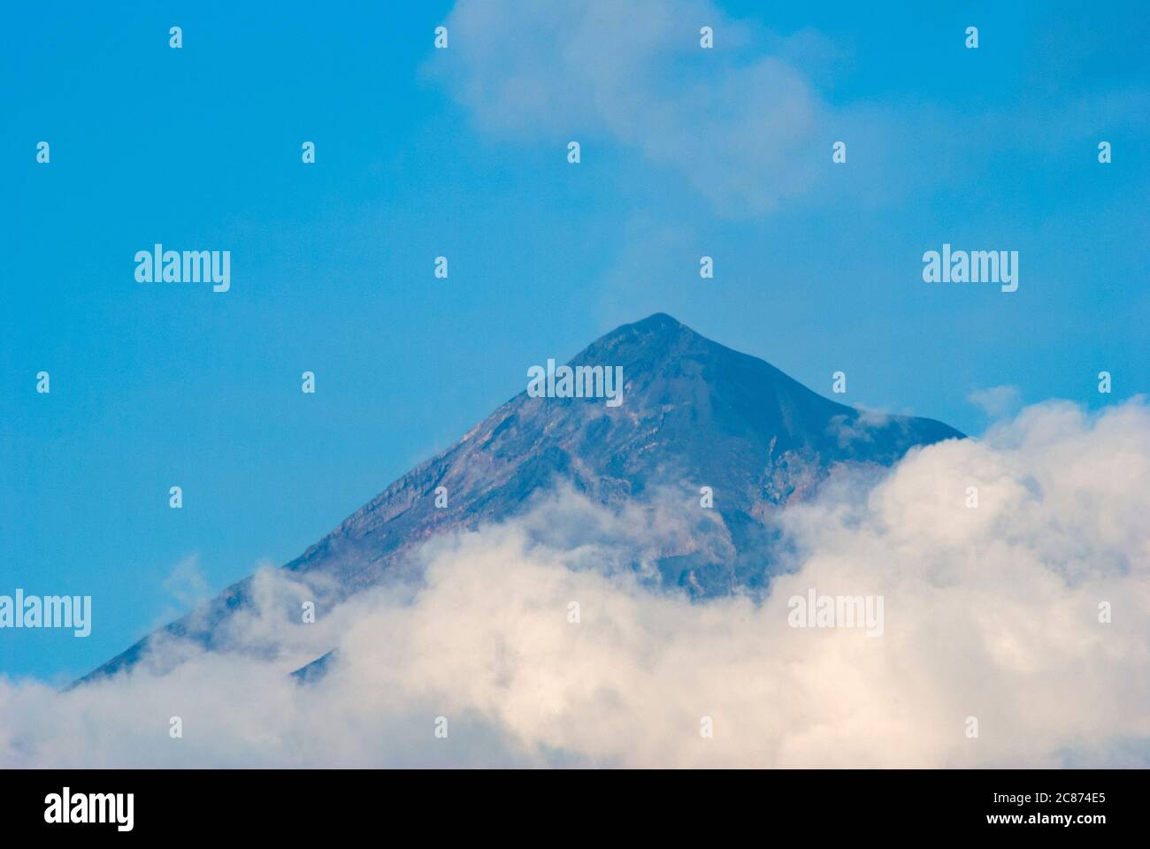 Vista panoramica del cratere volcan attivo in Guatemala chiamato Fuego, catena vulcanica attiva, distruzione e catastrofe naturale Foto Stock