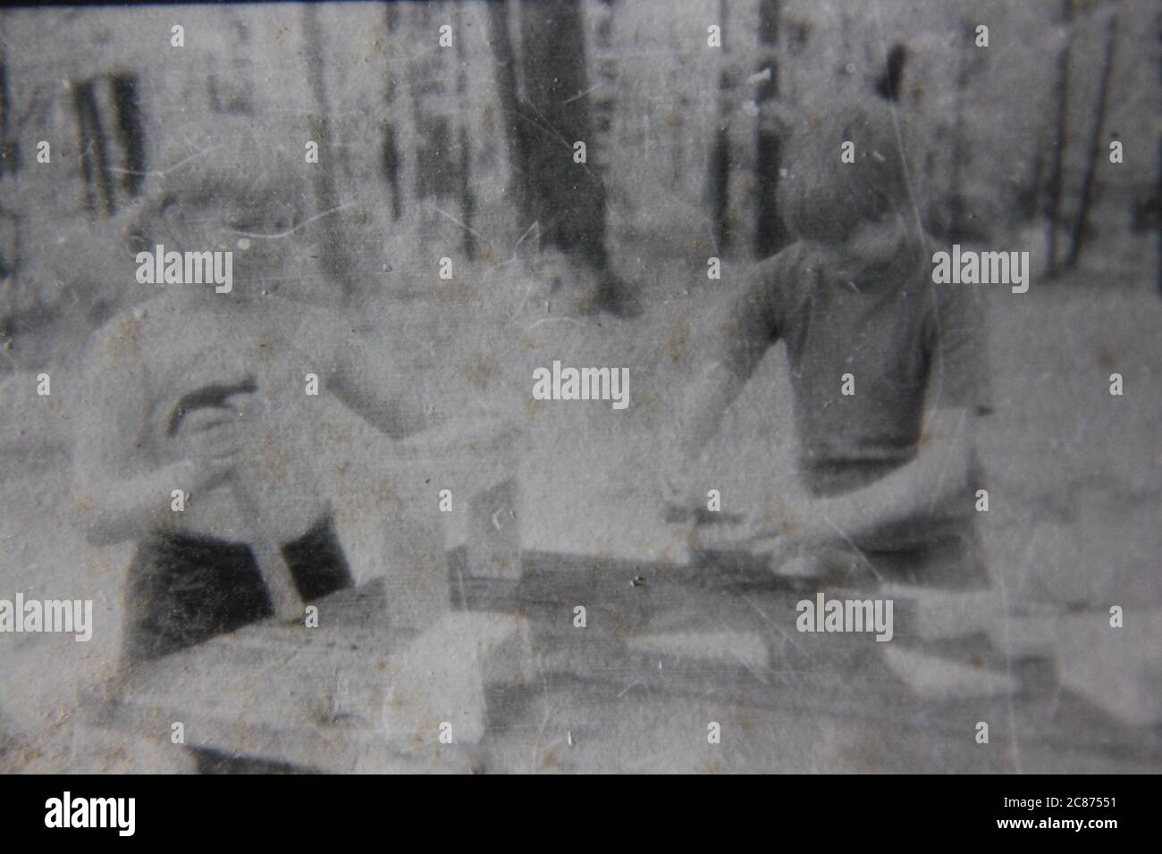 Fine anni '70 vintage in bianco e nero stile di vita fotografia di bambini godendo di attività impegnative al campo estivo. Foto Stock