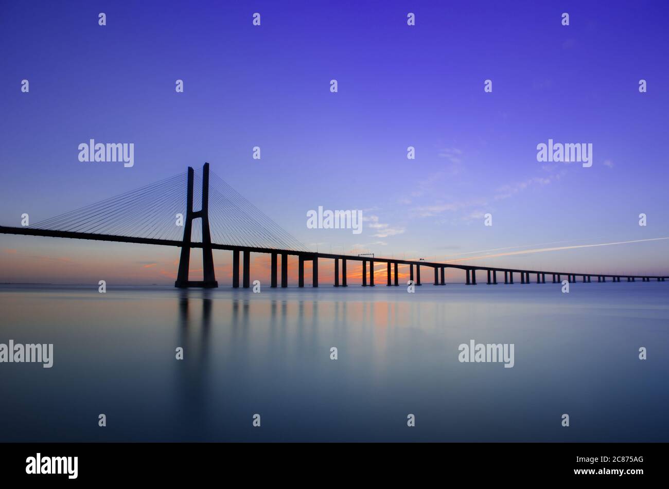 Alba al Ponte Vasco da Gama, il ponte più lungo d'Europa, che attraversa il  fiume Tago, a Lisbona, Portogallo Foto stock - Alamy