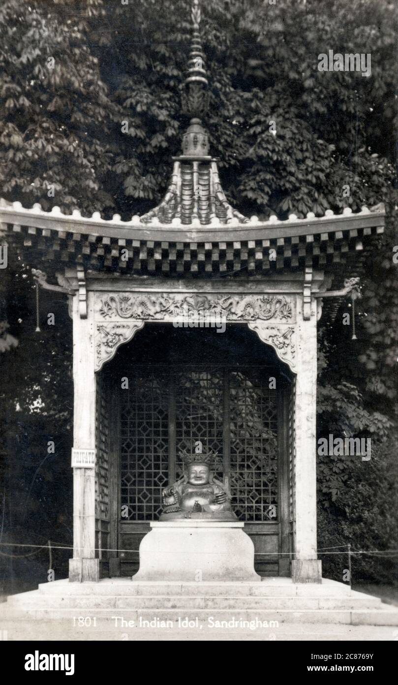 Statua della divinità buddista Kuveraa nei terreni di Sandringham, Norfolk. Fu acquistata per il principe di Galles (poi re Edoardo VII) dall'ammiraglio Sir Henry Keppel che acquistò la figura nel 1869 Foto Stock