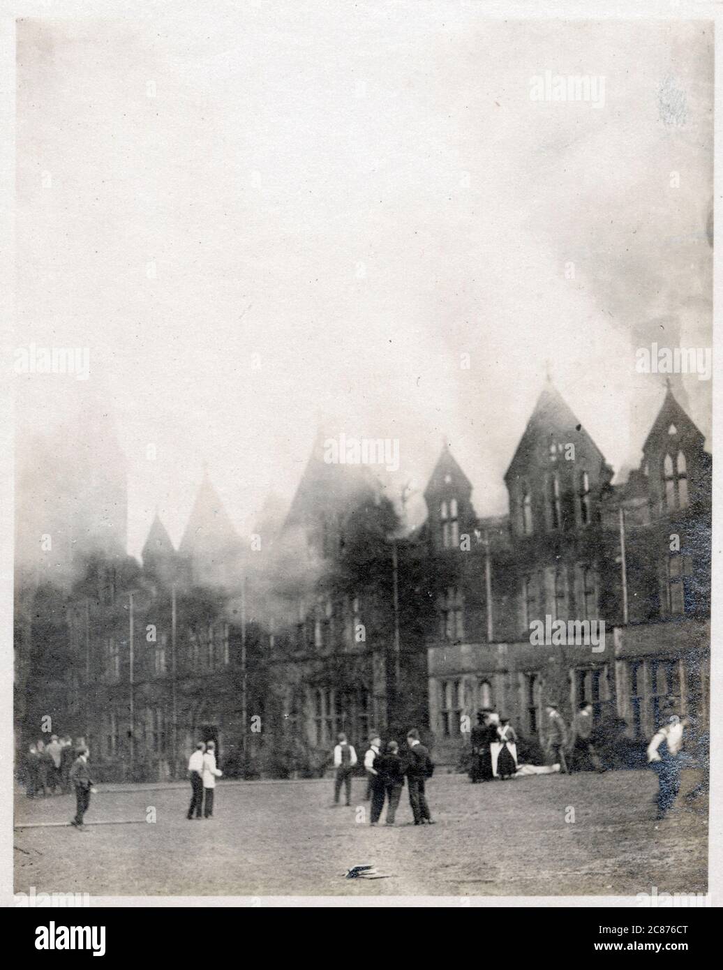 Un incendio devastante in una British Public School for Boys, che sembra aver svitato l'elegante edificio vittoriano principale e una serie di edifici ausiliari. Purtroppo, il nome e il luogo della scuola e la data precisa dell'incendio sono, al momento, sconosciuti... Foto Stock