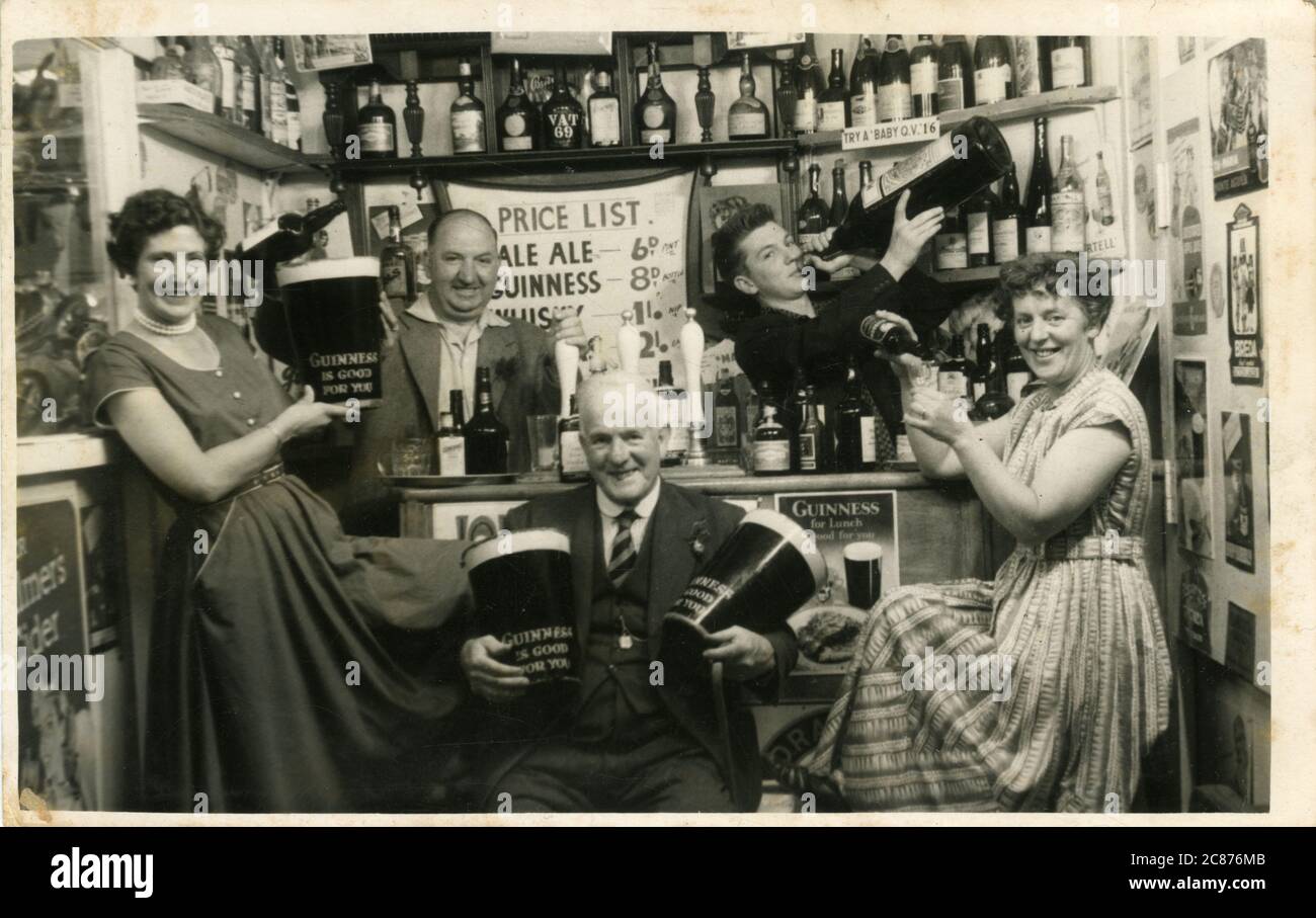 Bar pubblico che promuove Guinness Foto Stock
