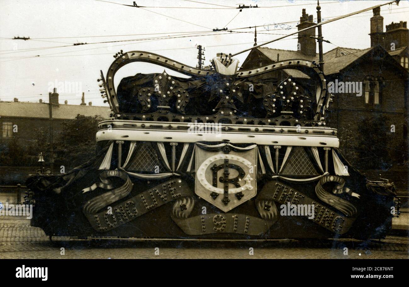 Tram decorato per l'incoronazione di re Giorgio V nel 1911, Bradford, Yorkshire, Inghilterra. Foto Stock Tram decorato per l'incoronazione di re Giorgio V nel 1911, Bradford, Yorkshire, Inghilterra. Foto Stock