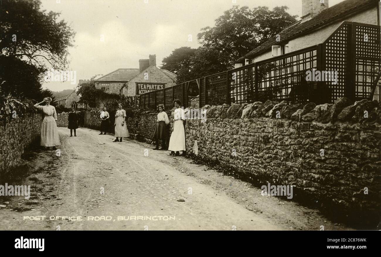 Sala da tè e Signore, strada dell'ufficio postale, Burrington, Cheddar, Mendip Hills, Somerset, Inghilterra. 1910 s. Foto Stock