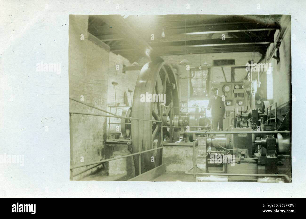 Motore a vapore industriale edoardiano Fly-Wheel Mill per generatore elettrico, sala generatore, Inghilterra. Foto Stock