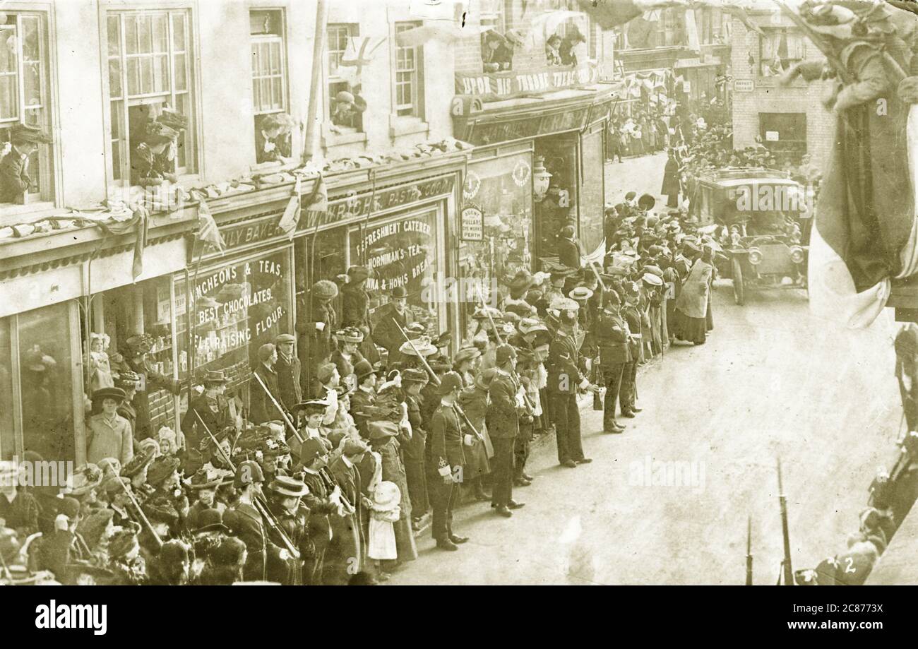 Market Square (in questi giorni il negozio all'angolo è occupato dall'agenzia di viaggi di Thompson), Bishops Stortford, Hertfordshire, Inghilterra. Foto Stock