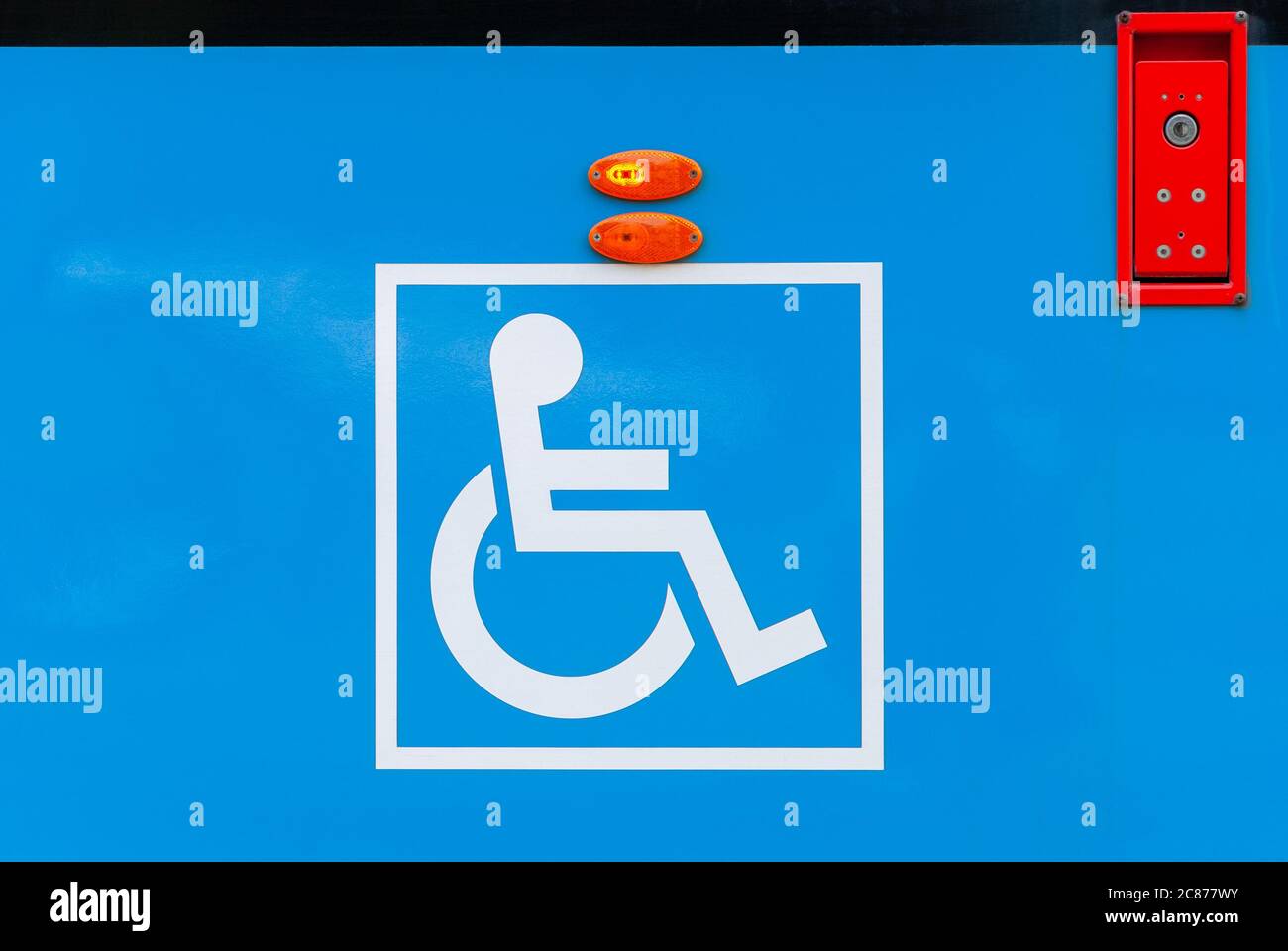 cartello per disabili sul lato del tram cittadino, accessibilità ai mezzi pubblici Foto Stock